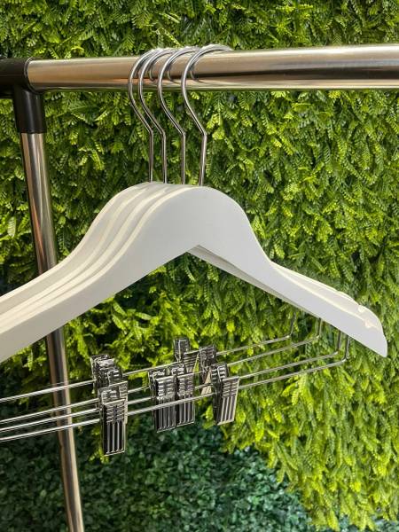 CABIDE DE MADEIRA COM PRESILHA ADULTO CROMADO