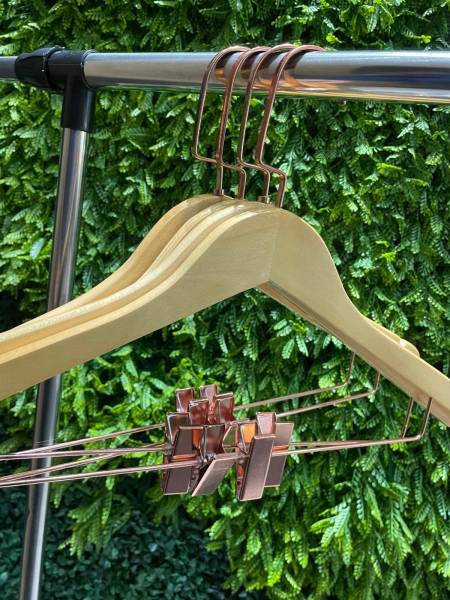 CABIDE DE MADEIRA COM PRESILHA ADULTO ROSÊ