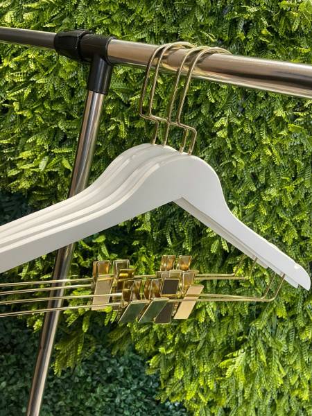 CABIDE DE MADEIRA COM PRESILHA ADULTO DOURADO