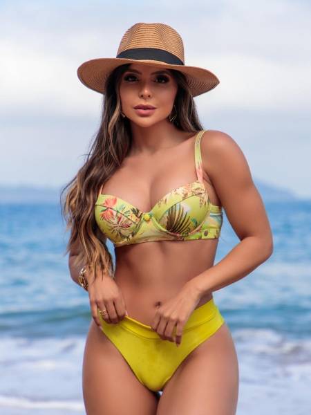 BIQUÍNI COM BOTÃO E ALÇAS REGULÁVEIS E CALCINHA ASA DELTA