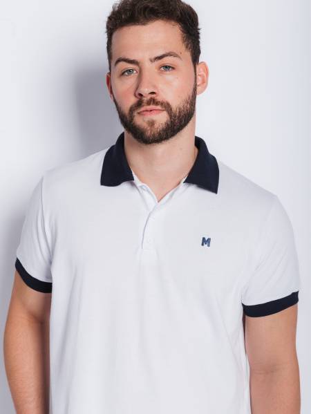 CAMISETA POLO COM PUNHO E GOLINHA.